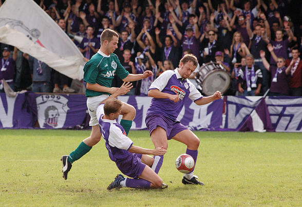 Die Austria-Defensive (Thomas Witosek und Fritz Oberascher) verteidigt den Ball