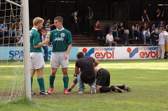 Der Gro�gmainer Goalie sieht bereits zu diesem Zeitpunkt etwas mitgenommen aus