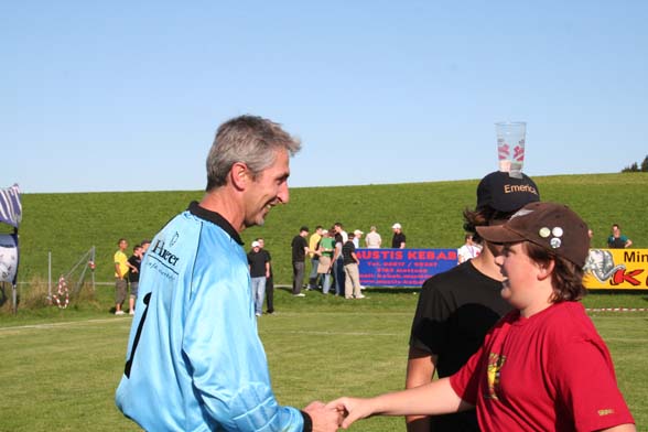 Der Religionslehrer nimmt Gratulationen entgegen