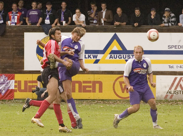 Wolfgang W�rnstl gewinnt das Kopfballduell