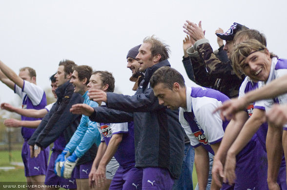 Die Welle der Mannschaft. Endstand: 4:0 f�r die Austria.