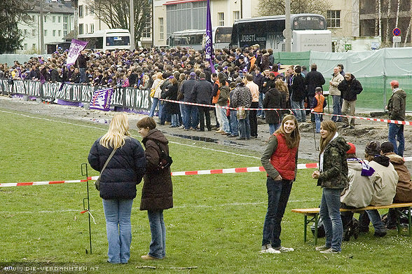 Die neu errichtete Trib�ne am UFC-Platz