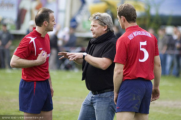 Michaelbeuerns Coach Wolfgang Zauner erteilt letzte Instruktionen...