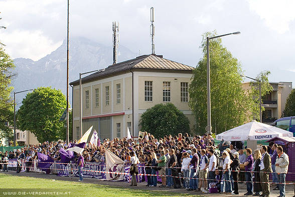 Heimtrib�ne am UFC-Platz