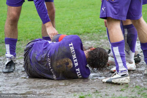 Wolfgang W�rnstl (leicht angeschlagen nach dem 100. Saisontor)