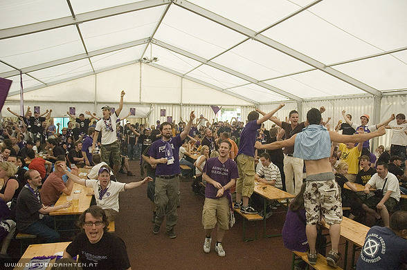 Die Partystimmung wird vom Platz in das Zelt verlagert