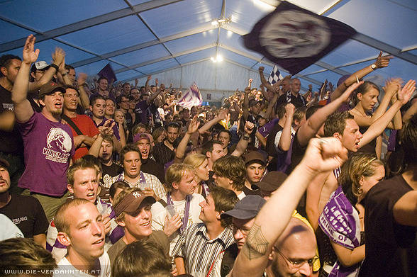 Im Zelt herrscht eine unbeschreibliche Atmosph�re