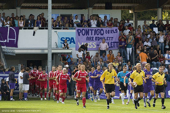 Die Mannschaften betreten das Feld, angef�hrt von Schiedsrichter Erich Hirschbichler