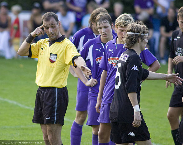 Schiedsrichter Josef Lassacher (sichtlich �berfordert) platziert die Mauer