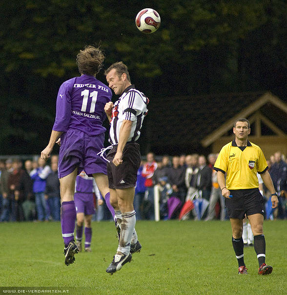 Mario Lenz im Luftkampf und Schiedrichter Louis Hofmann