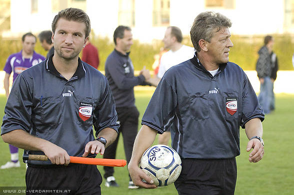 Schiedsrichter Martin Angermann (r.) mit seinem Assistenten Dzevad Selimovic (l.)