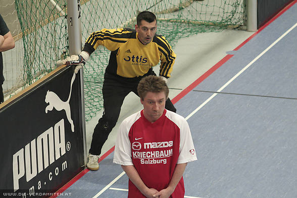 Die HSV-Abwehr in Erwartung eines Austria-Freisto�es