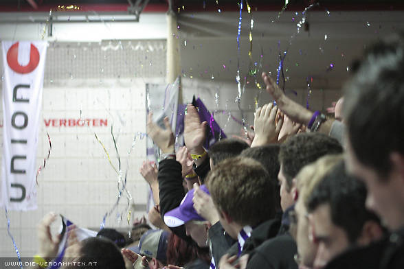 ... Konfetti von den R�ngen