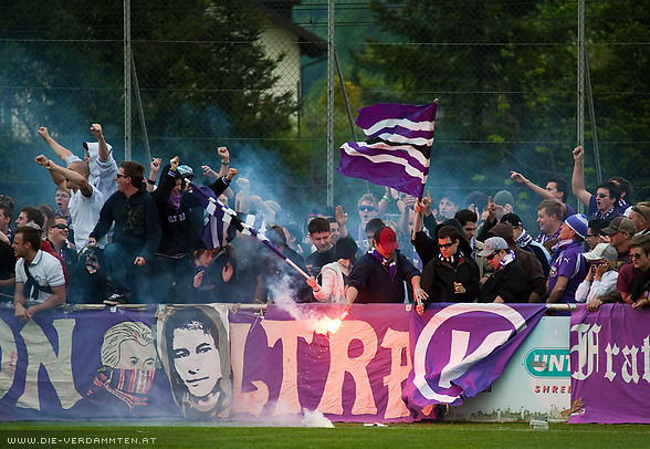 In der 37. Minute erzielt Lubo Neubauer aus einem abgef�lschten Freisto� das 1:0