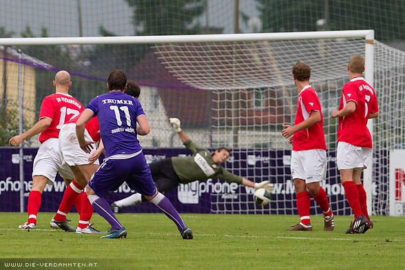 Dominik Borozni verwandelt einen Freisto� zum 2:0