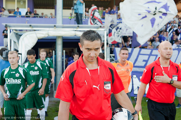 Schiri Reuf Salihovic und Linienrichter Reinhold Klinger