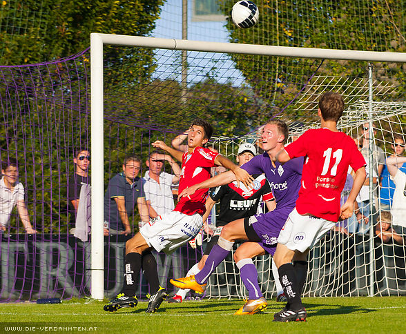 Ein kurzer Blick auf den hohen Ball