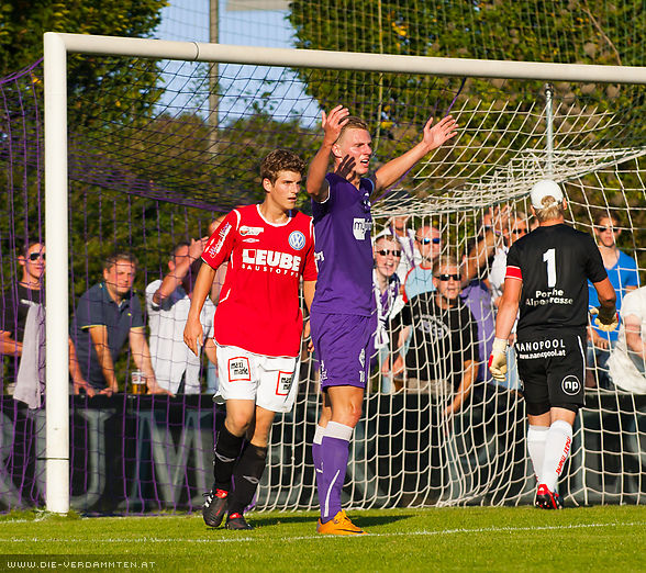 ...und nicht gegeben. Hohes Bein, gef�hrliches Spiel, eine unverst�ndliche Entscheidung