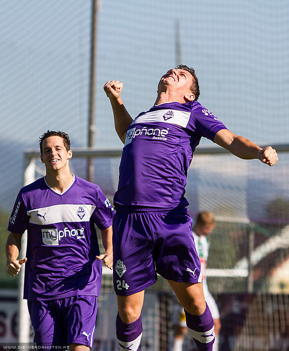 Bereits fr�h trifft Marco Vujic zum 1:0 f�r die Austria