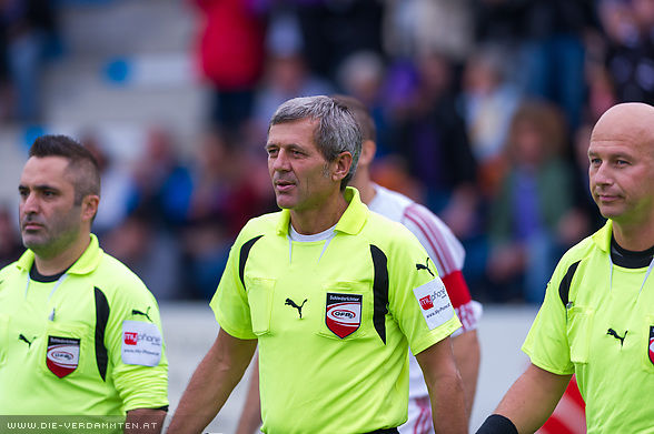Schiedsrichter Franz Maislinger mit seinen Assistenten Cetin Yorulmaz und Reinhold Klinger