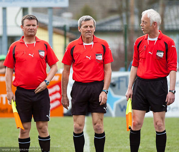 Schiedsrichter Franz Maislinger mit seinen Assistenten Karl Imser und Peter Mittendorfer
