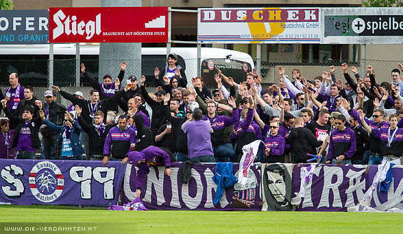 Rund 200 Austrianer begleiten die Mannschaft nach Tirol