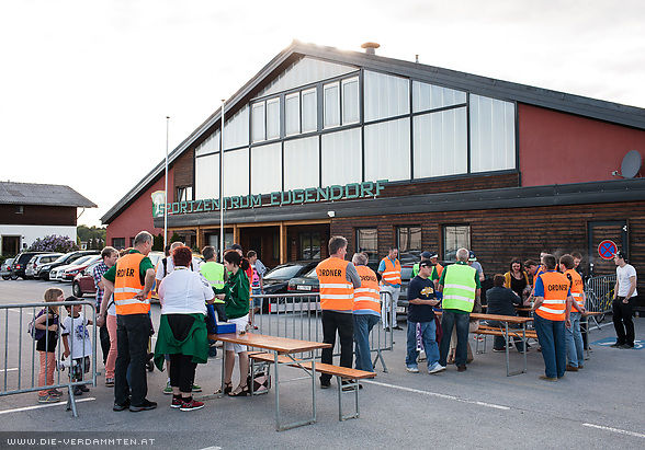 Eingang zum Sportzentrum Eugendorf
