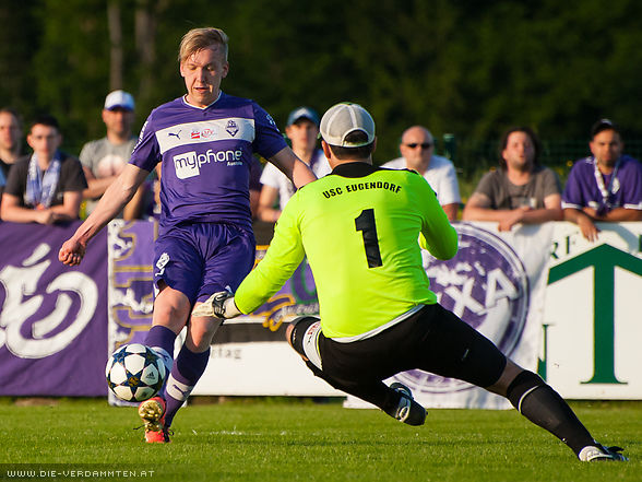 Raimund Friedl trifft in der 8. Minute zum 1:0 f�r die Austria