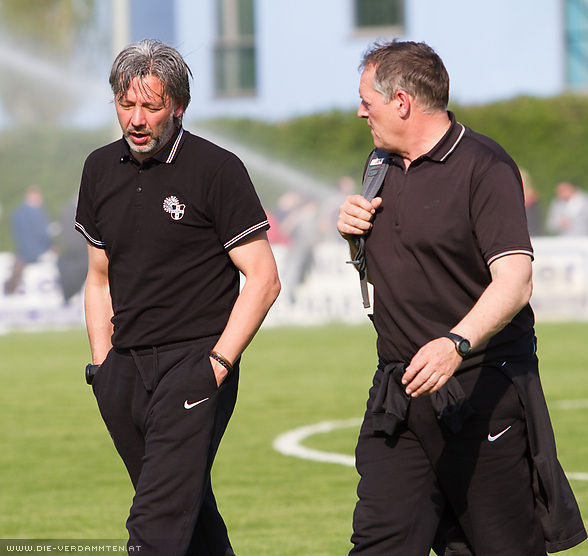 Bregenzer Betreuer beim Gang in die Kabine