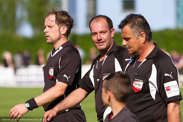 Schiedsrichter-Trio beim Gang in die Kabine