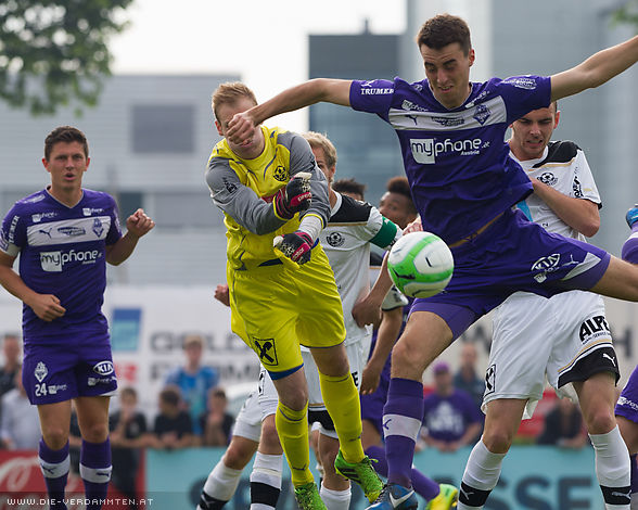Kopfballversuch von Fabio Strauss