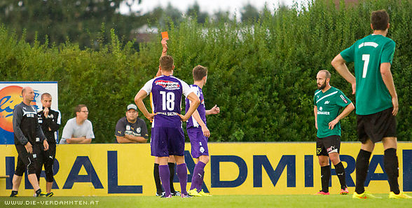 Matthias �ttl muss in der 65. Minute das Feld nach Gelb-Rot verlassen