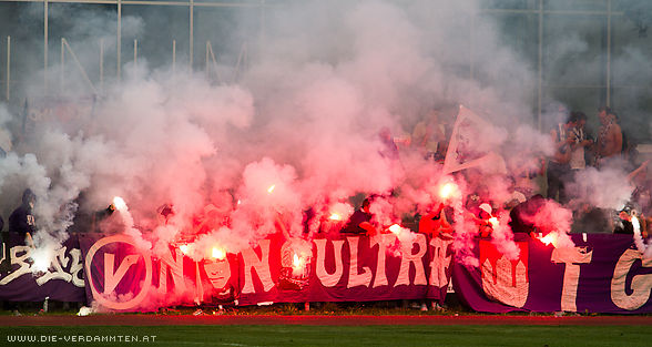 Pyro-Intro vor Beginn der zweiten Halbzeit